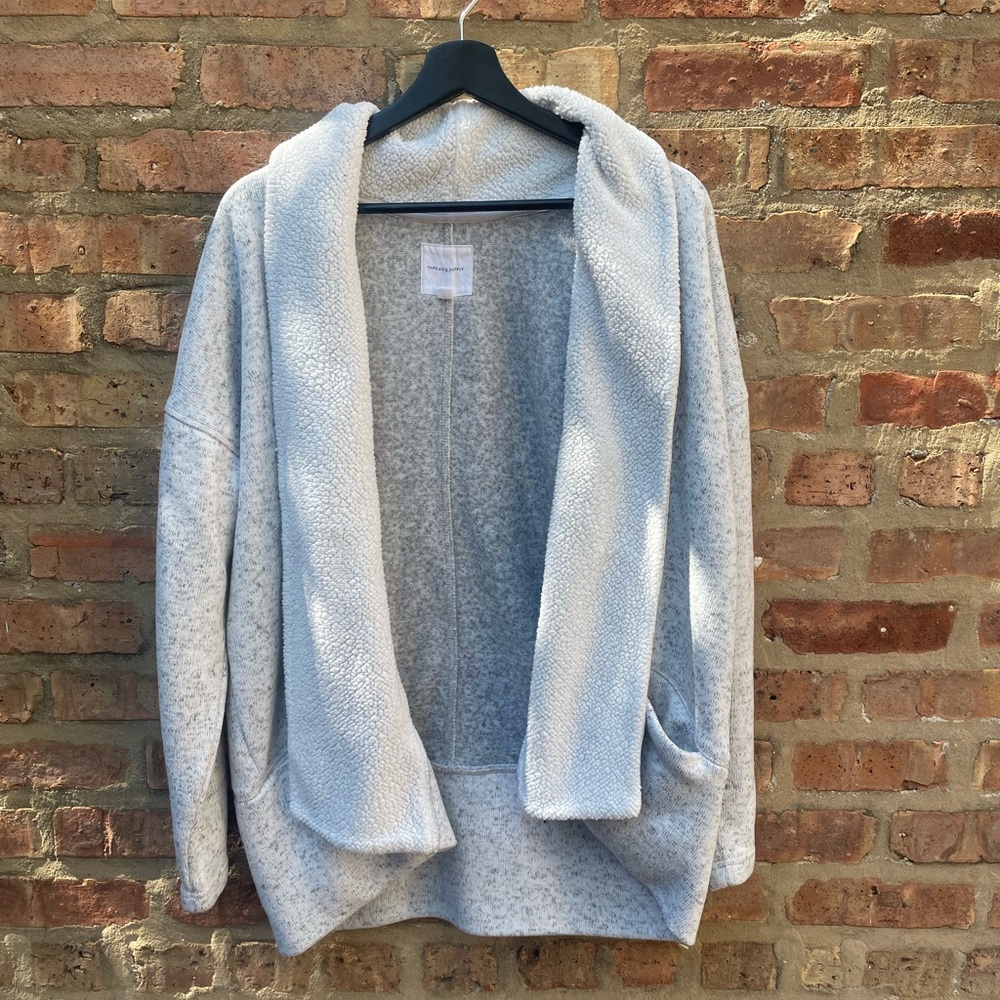 Brand- Dry Goods Size- Medium Color- White/Grey fabric- Cotton/Sherpa